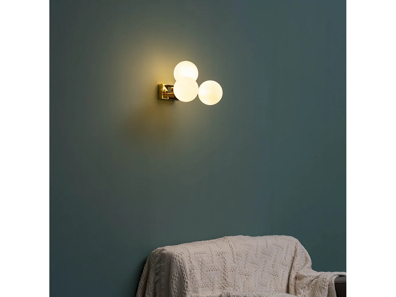 Applique charmante dorée trois sphères en verre blanc - Ambrosia
