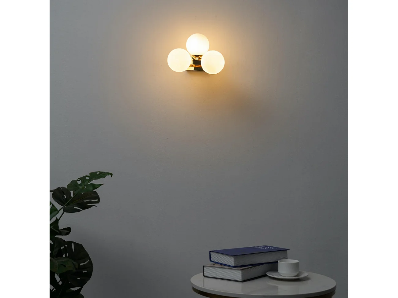 Applique charmante dorée trois sphères en verre blanc - Ambrosia