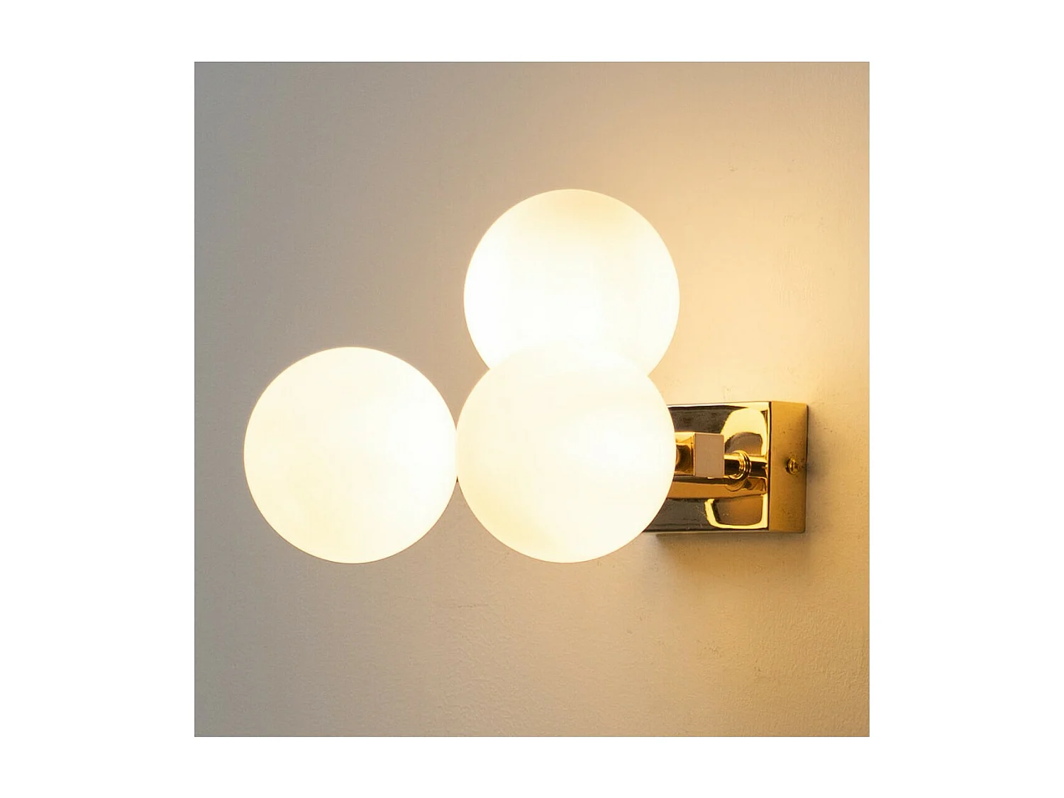 Applique charmante dorée trois sphères en verre blanc - Ambrosia