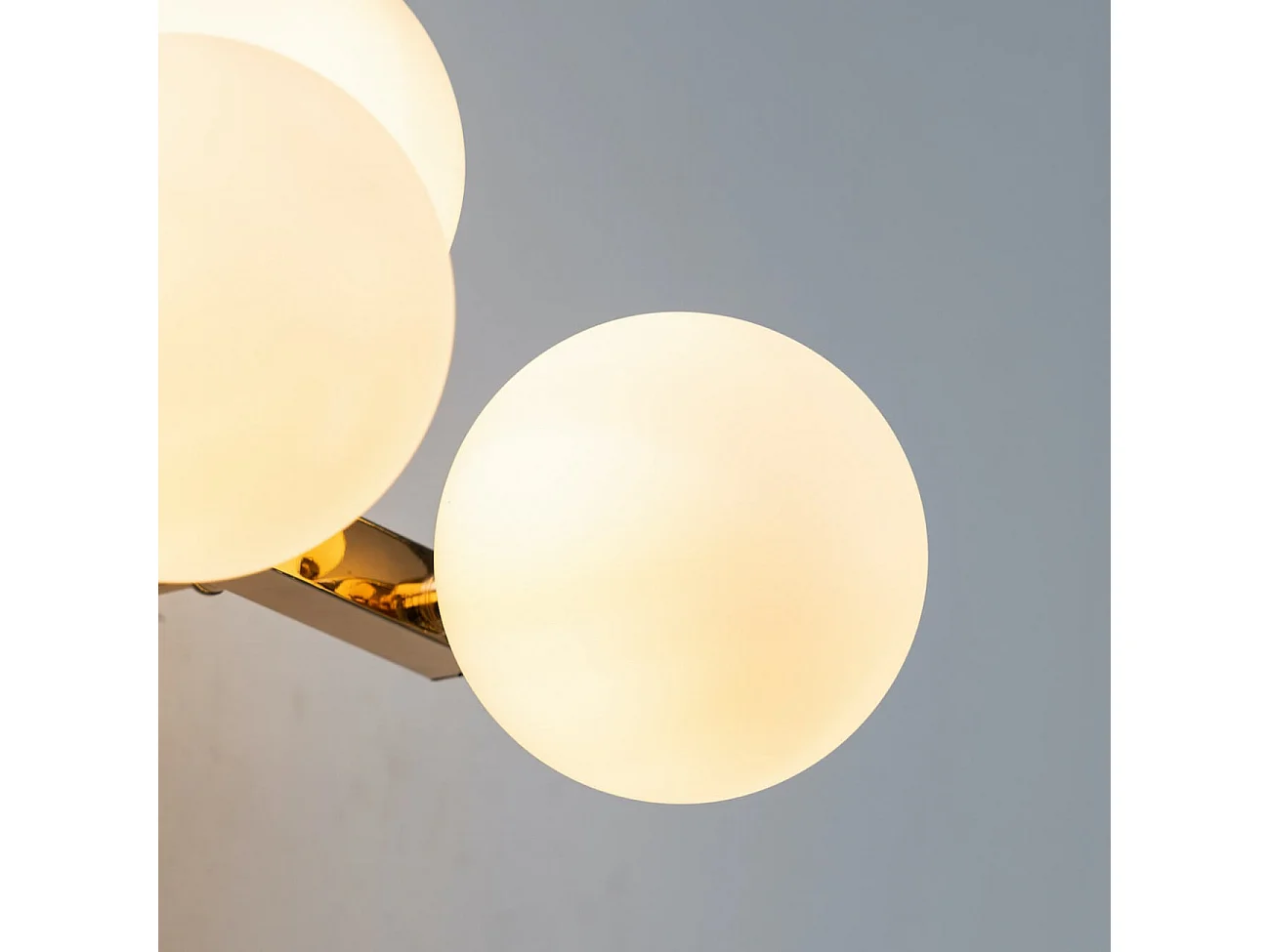 Applique charmante dorée trois sphères en verre blanc - Ambrosia