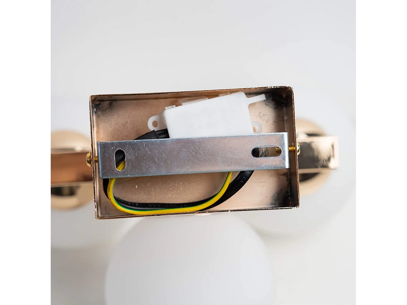 Applique charmante dorée trois sphères en verre blanc - Ambrosia