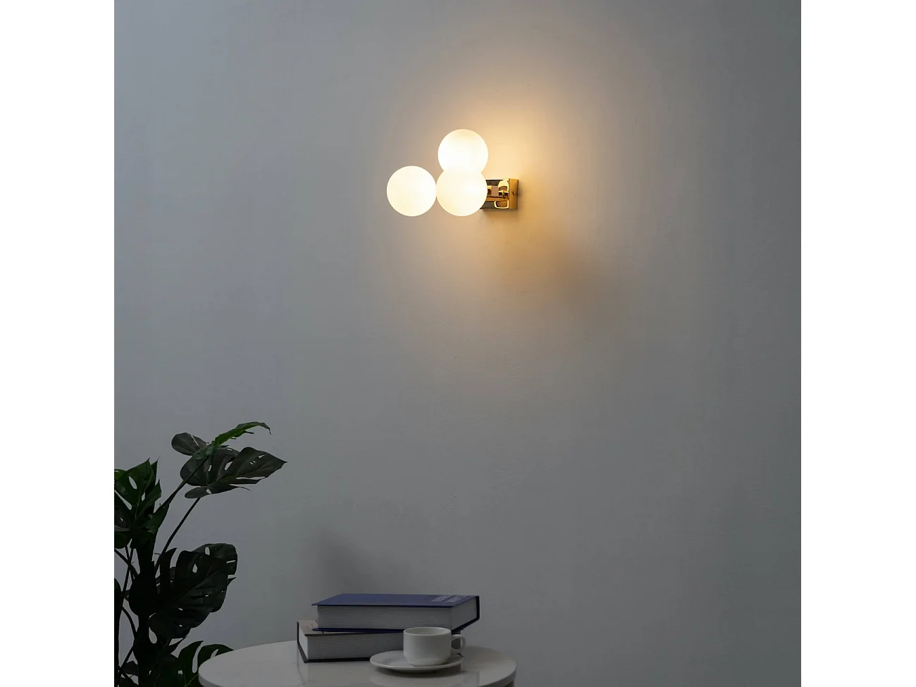 Applique charmante dorée trois sphères en verre blanc - Ambrosia