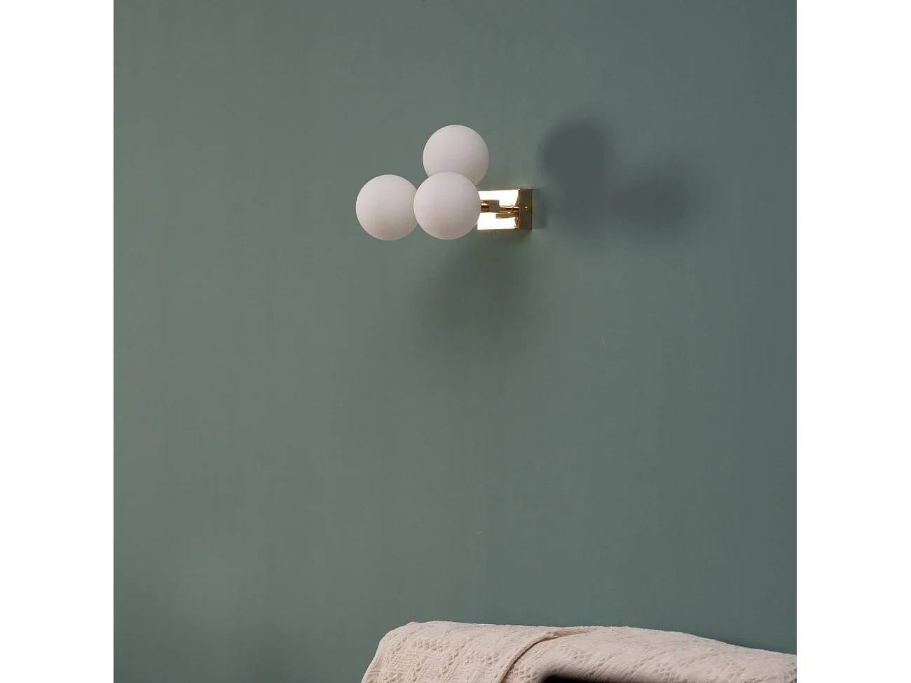 Applique charmante dorée trois sphères en verre blanc - Ambrosia