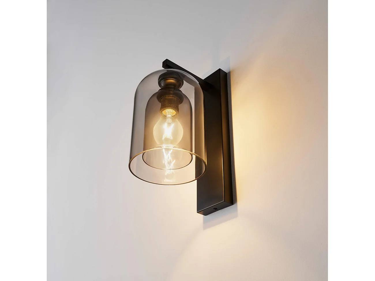 Applique noire avec cloche en verre fumé - Artemis