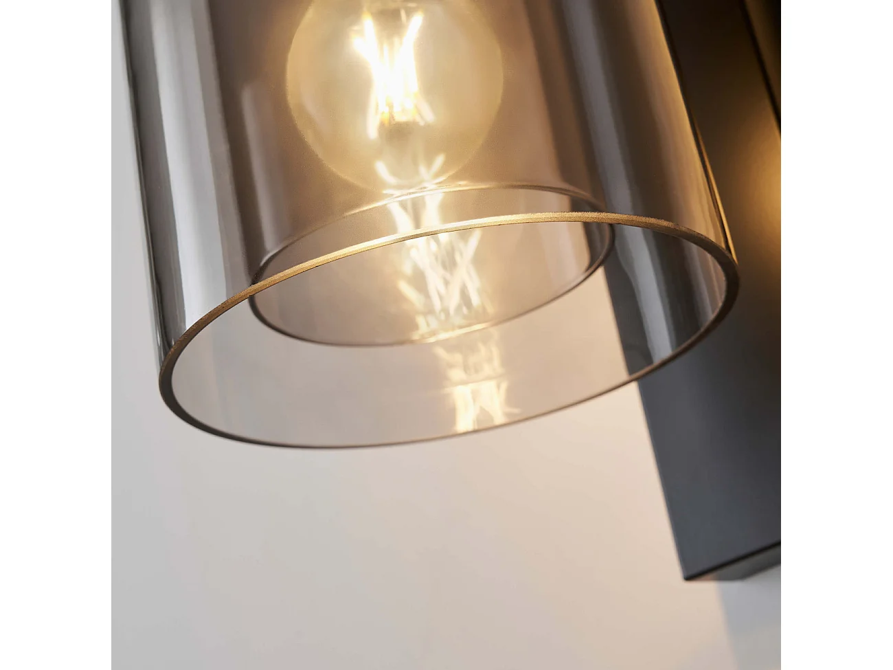 Applique noire avec cloche en verre fumé - Artemis