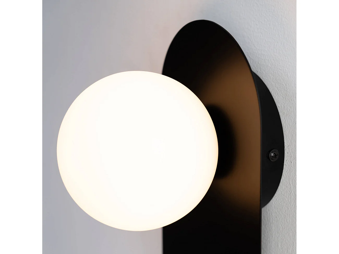 Applique minimaliste noire à verre blanc - Mattina