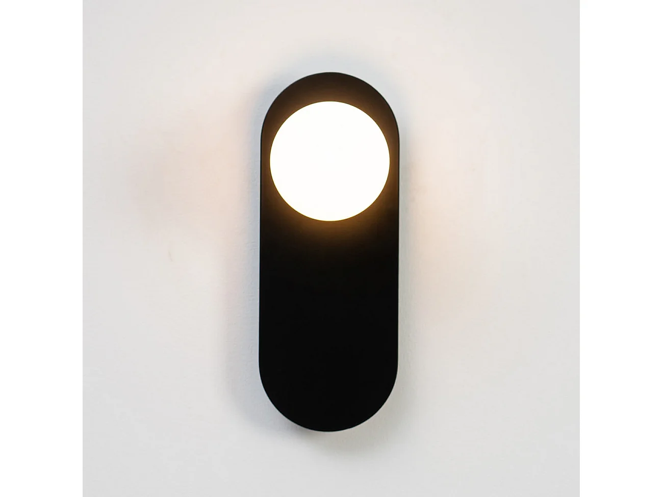 Applique minimaliste noire à verre blanc - Mattina