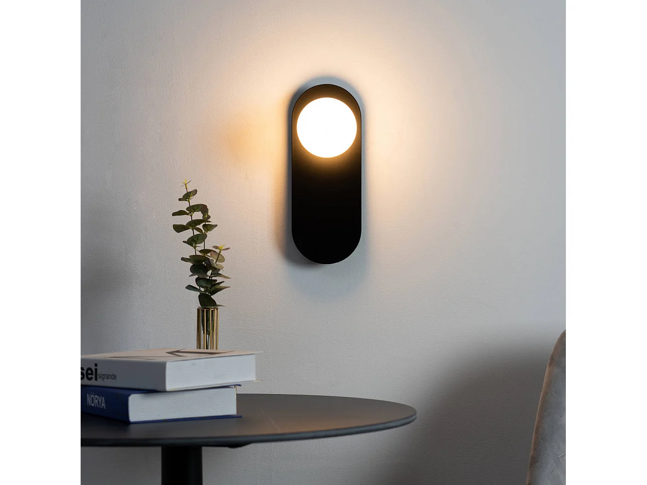 Applique minimaliste noire à verre blanc - Mattina