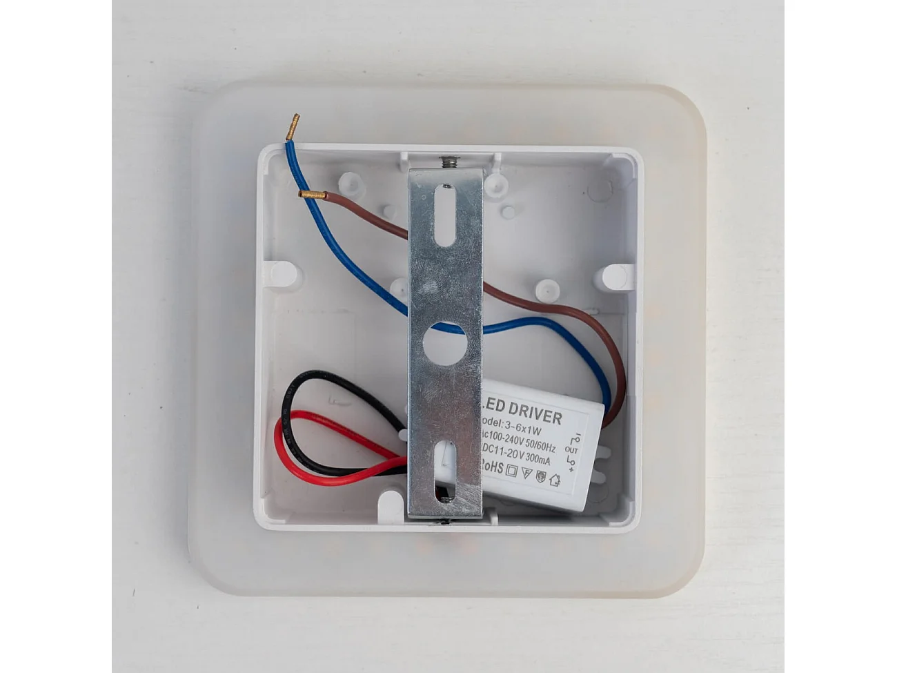 Applique LED carrée bords arrondis minimaliste blanche - Eporedia