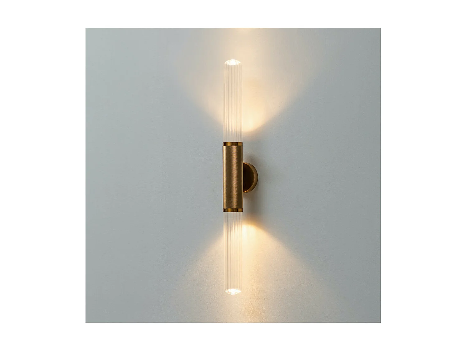 Applique tendance dorée double éclairage LED en métal et verre  - Hita