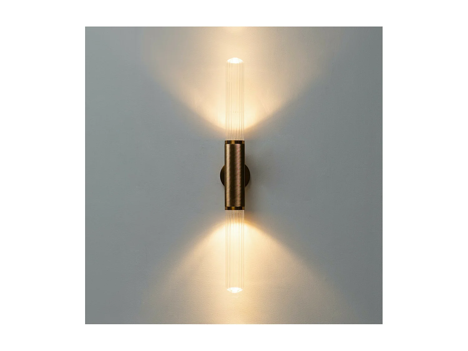 Applique tendance dorée double éclairage LED en métal et verre  - Hita