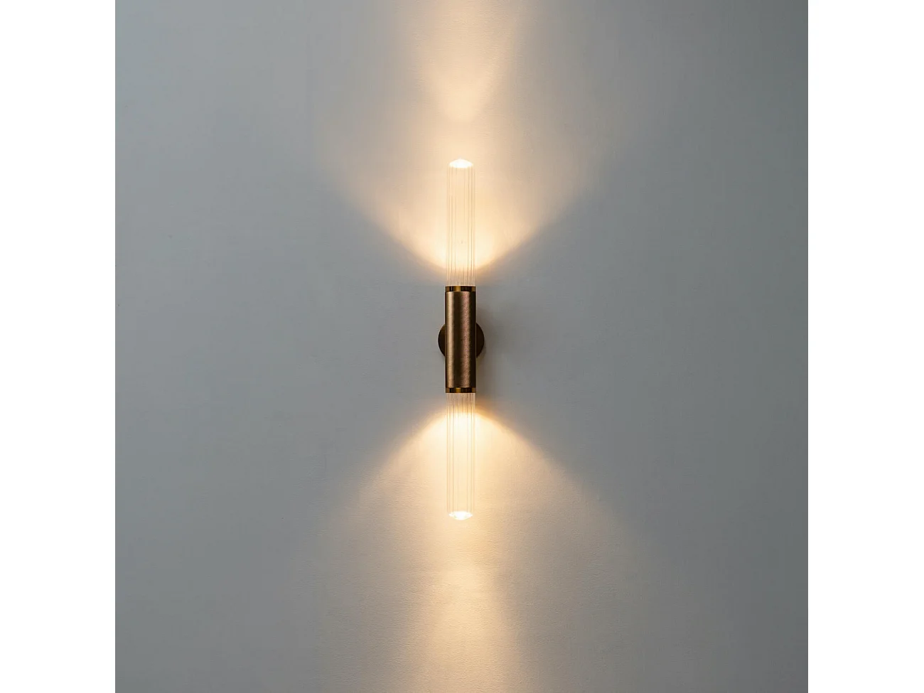 Applique tendance dorée double éclairage LED en métal et verre  - Hita