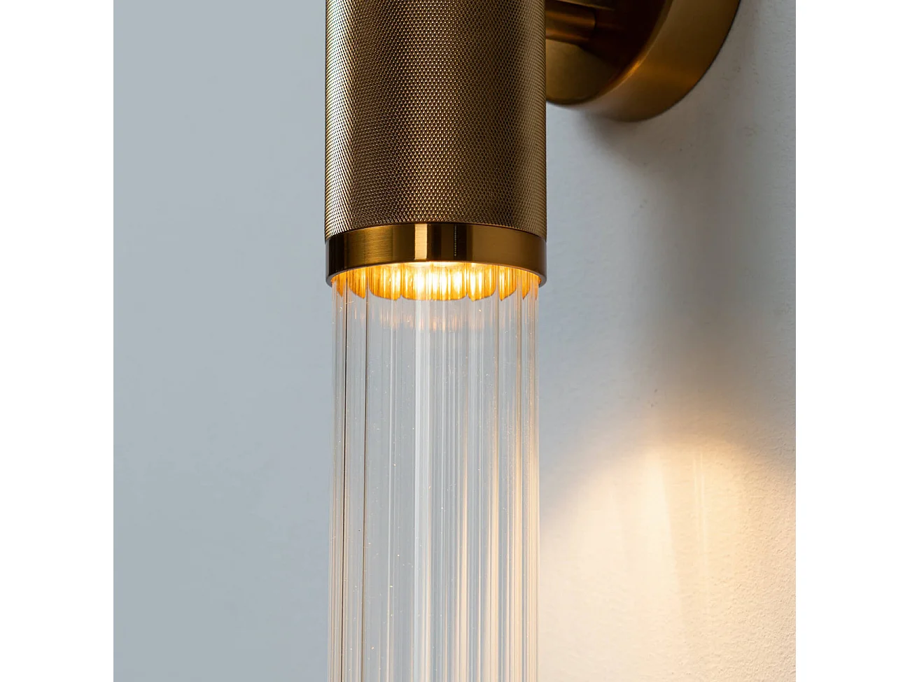 Applique tendance dorée double éclairage LED en métal et verre  - Hita