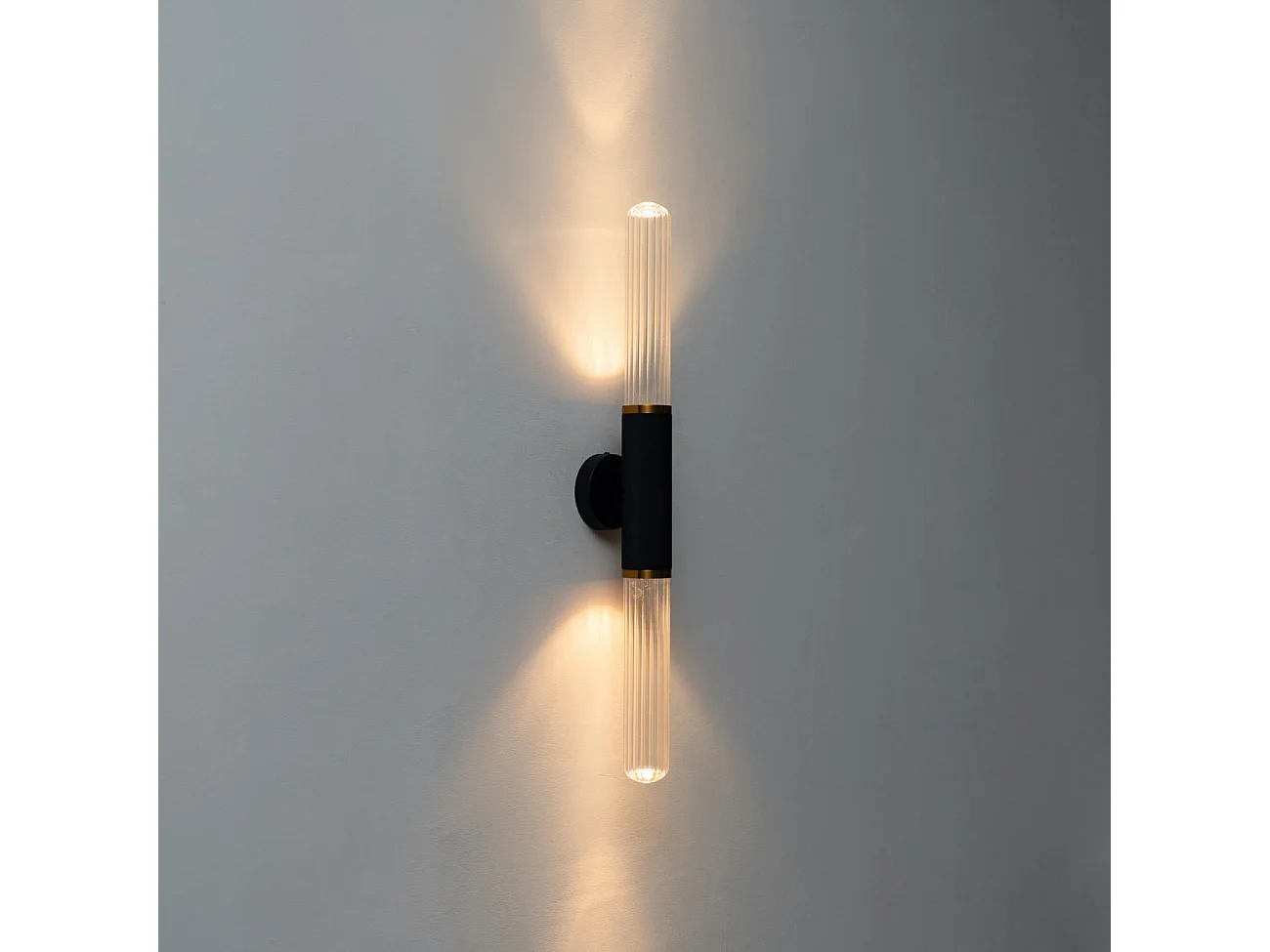 Applique tendance noire double éclairage LED en métal et verre  - Hita