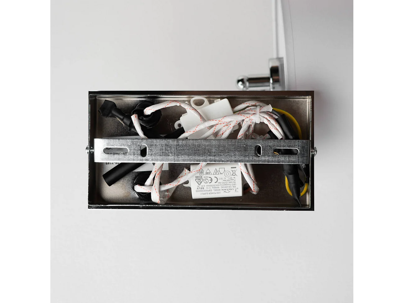 Applique murale liseuse métal chromé et tissu blanc - Aras