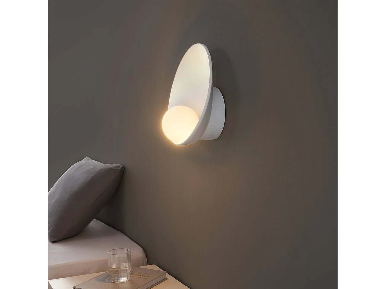 Applique coupole minimaliste avec boule en verre - Gino