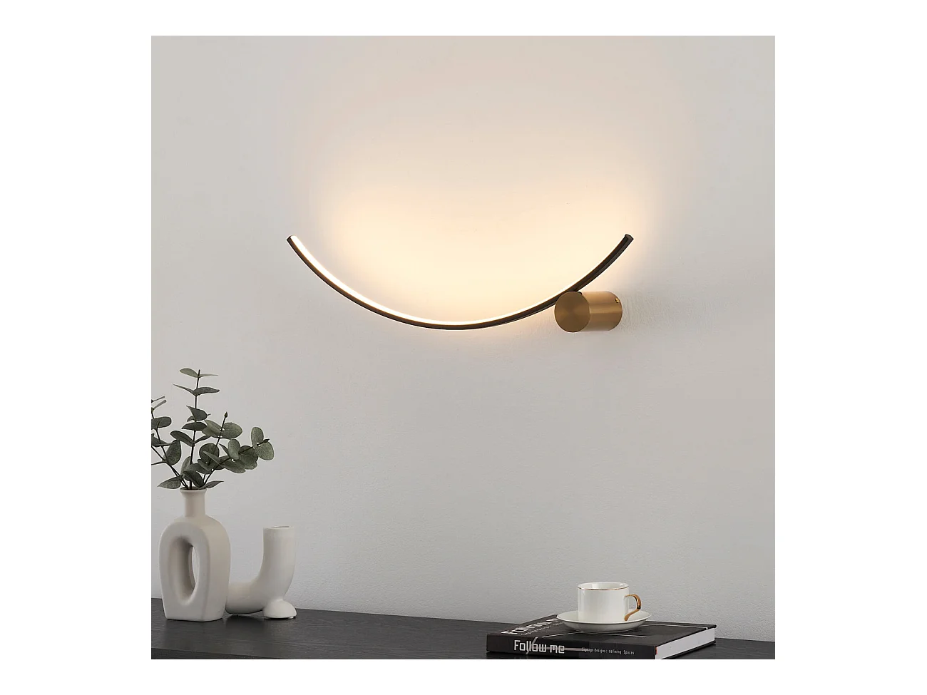 Applique LED demi cercle noir support laiton - Curva