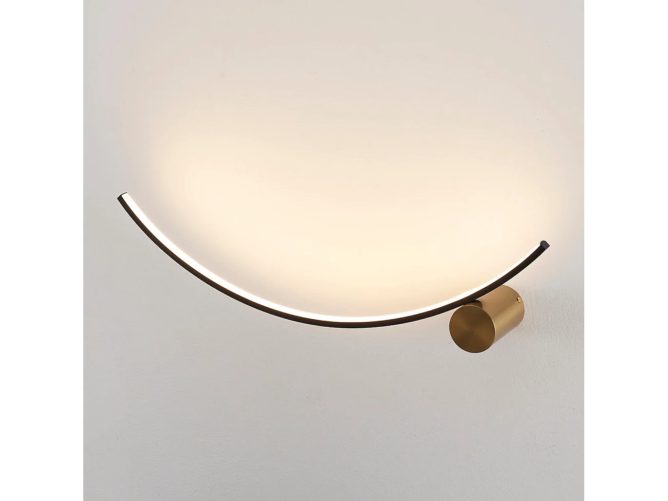 Applique LED demi cercle noir support laiton - Curva