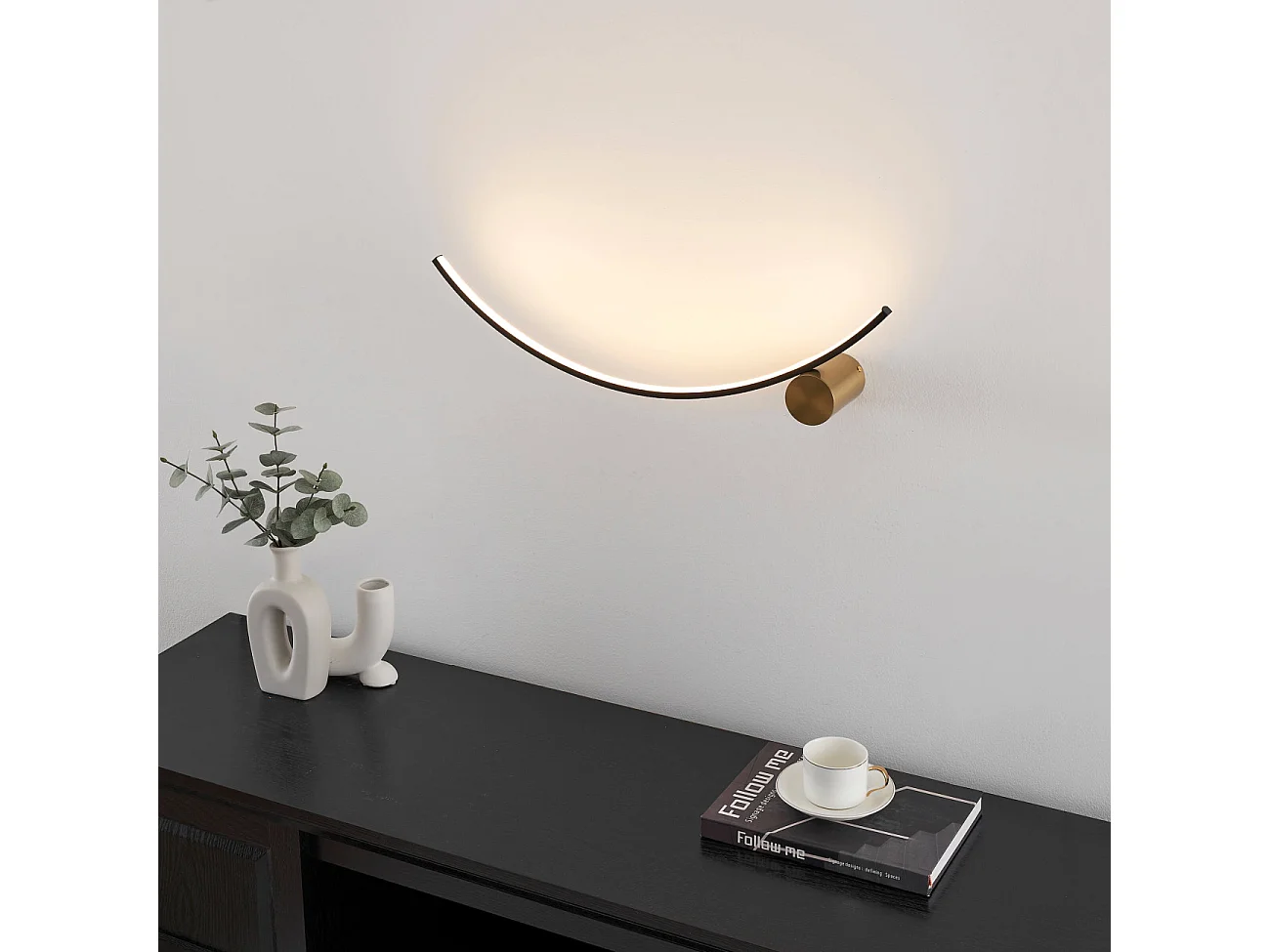 Applique LED demi cercle noir support laiton - Curva