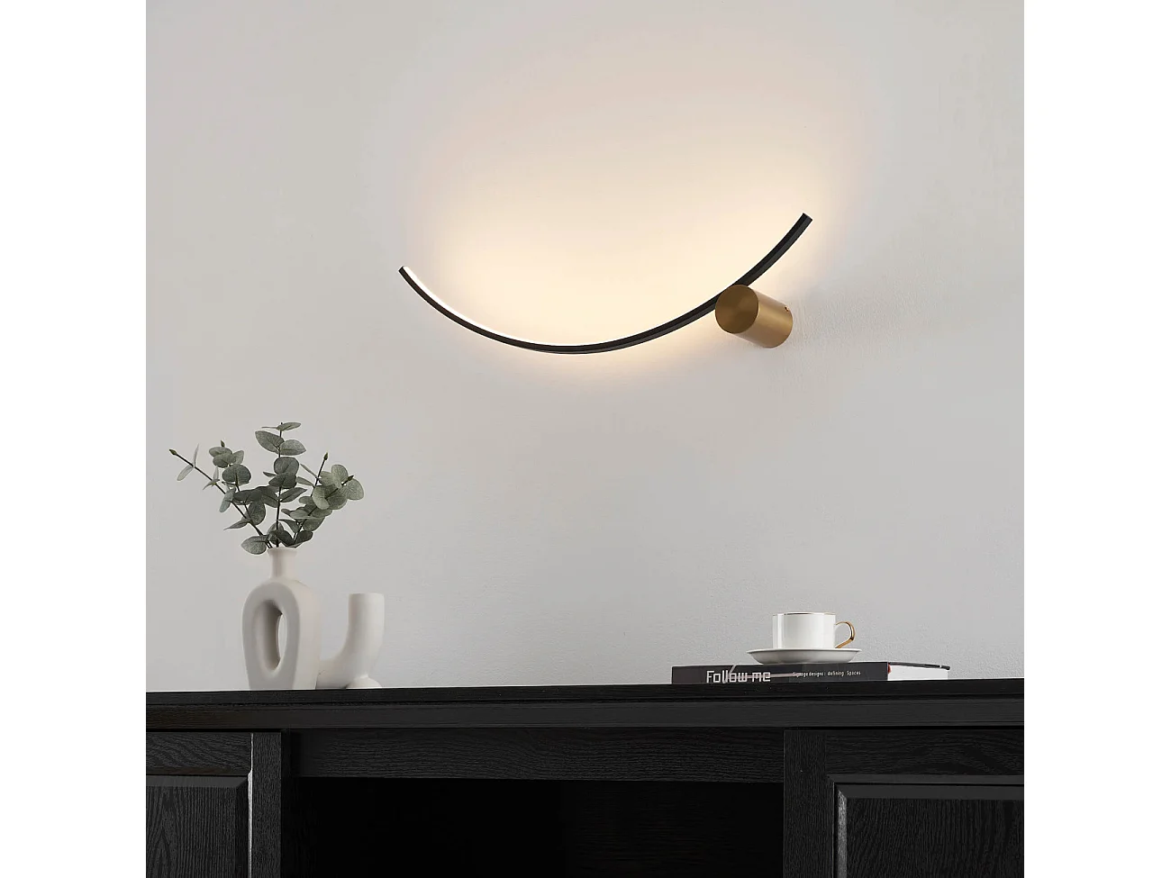 Applique LED demi cercle noir support laiton - Curva