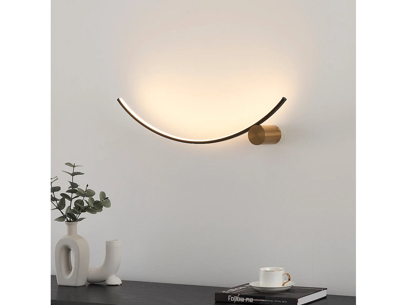 Applique LED demi cercle noir support laiton - Curva