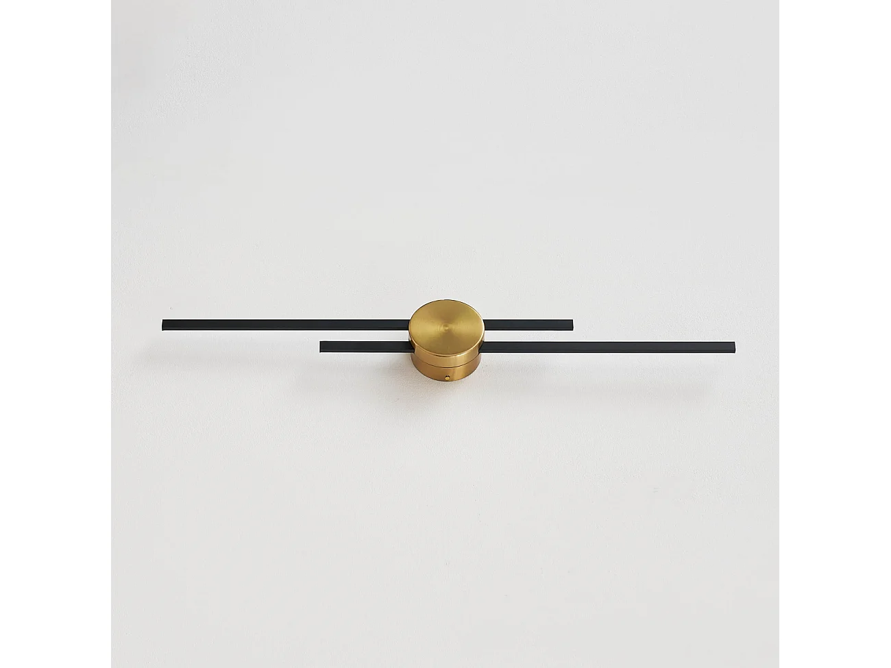 Grande applique noire et laiton aux lignes épurées 89 cm - Pia