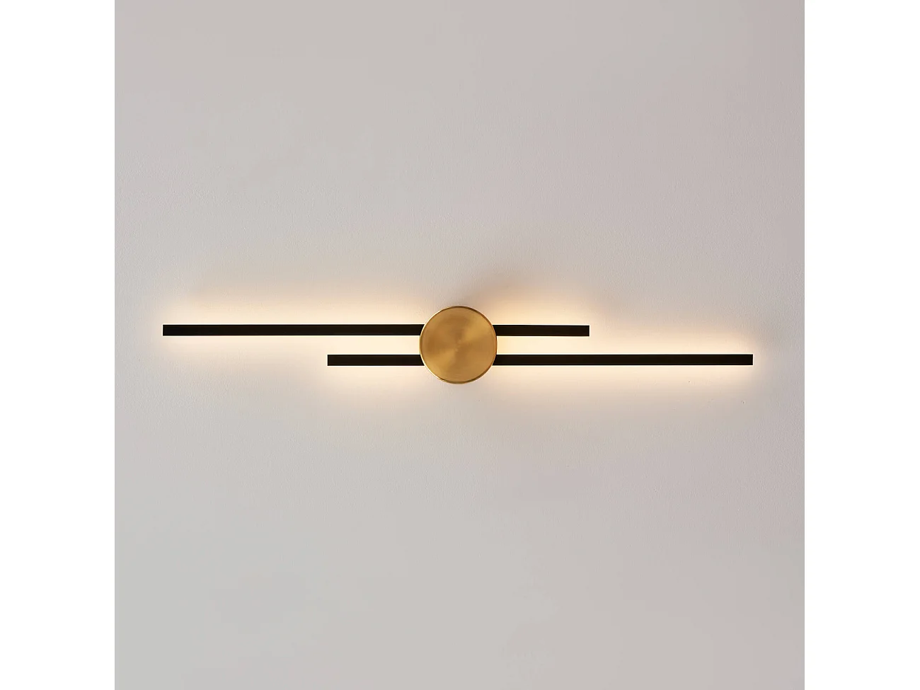 Grande applique noire et laiton aux lignes épurées 89 cm - Pia