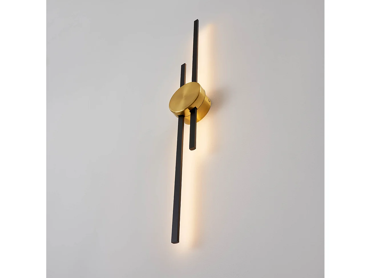 Grande applique noire et laiton aux lignes épurées 89 cm - Pia