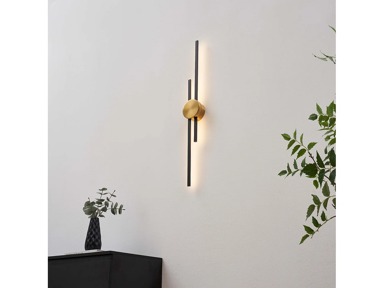 Grande applique noire et laiton aux lignes épurées 89 cm - Pia