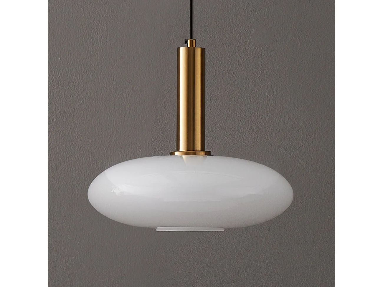 Suspension métal laiton et verre opale - Zinnia