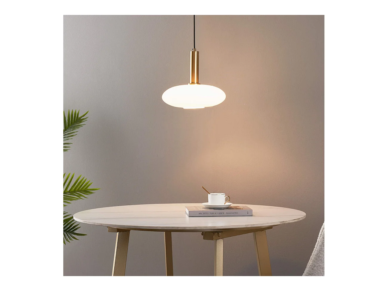 Suspension métal laiton et verre opale - Zinnia