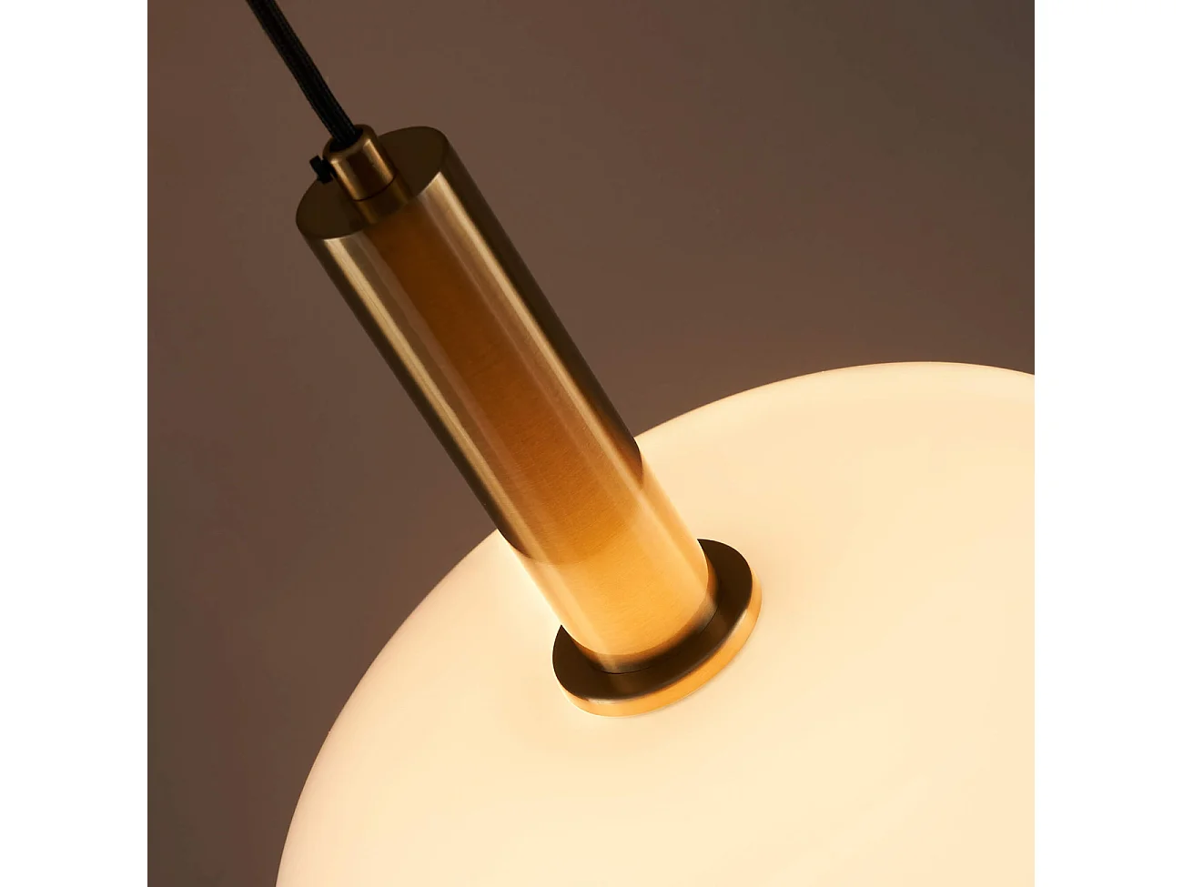 Suspension métal laiton et verre opale - Zinnia