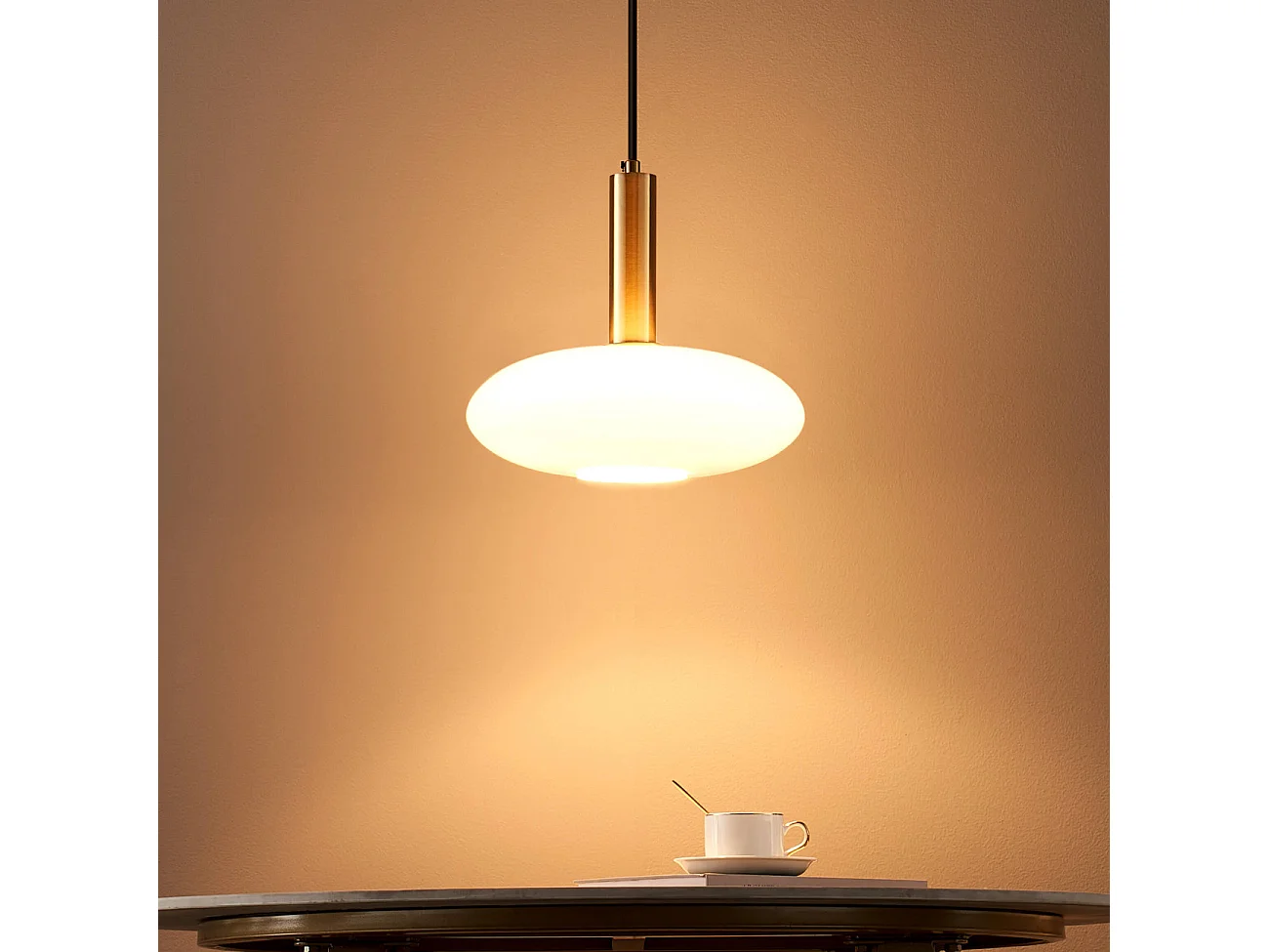 Suspension métal laiton et verre opale - Zinnia