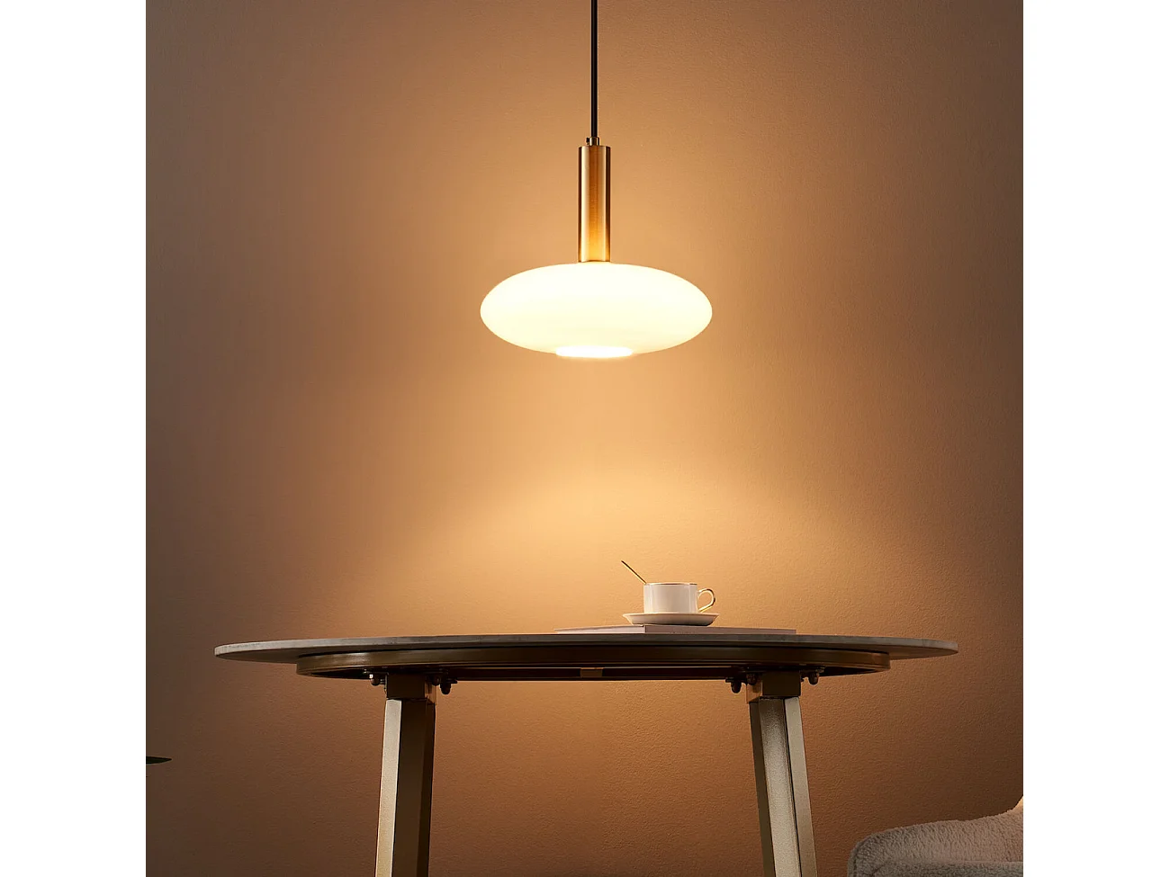 Suspension métal laiton et verre opale - Zinnia