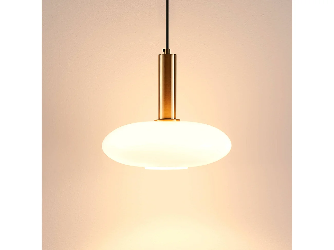 Suspension métal laiton et verre opale - Zinnia