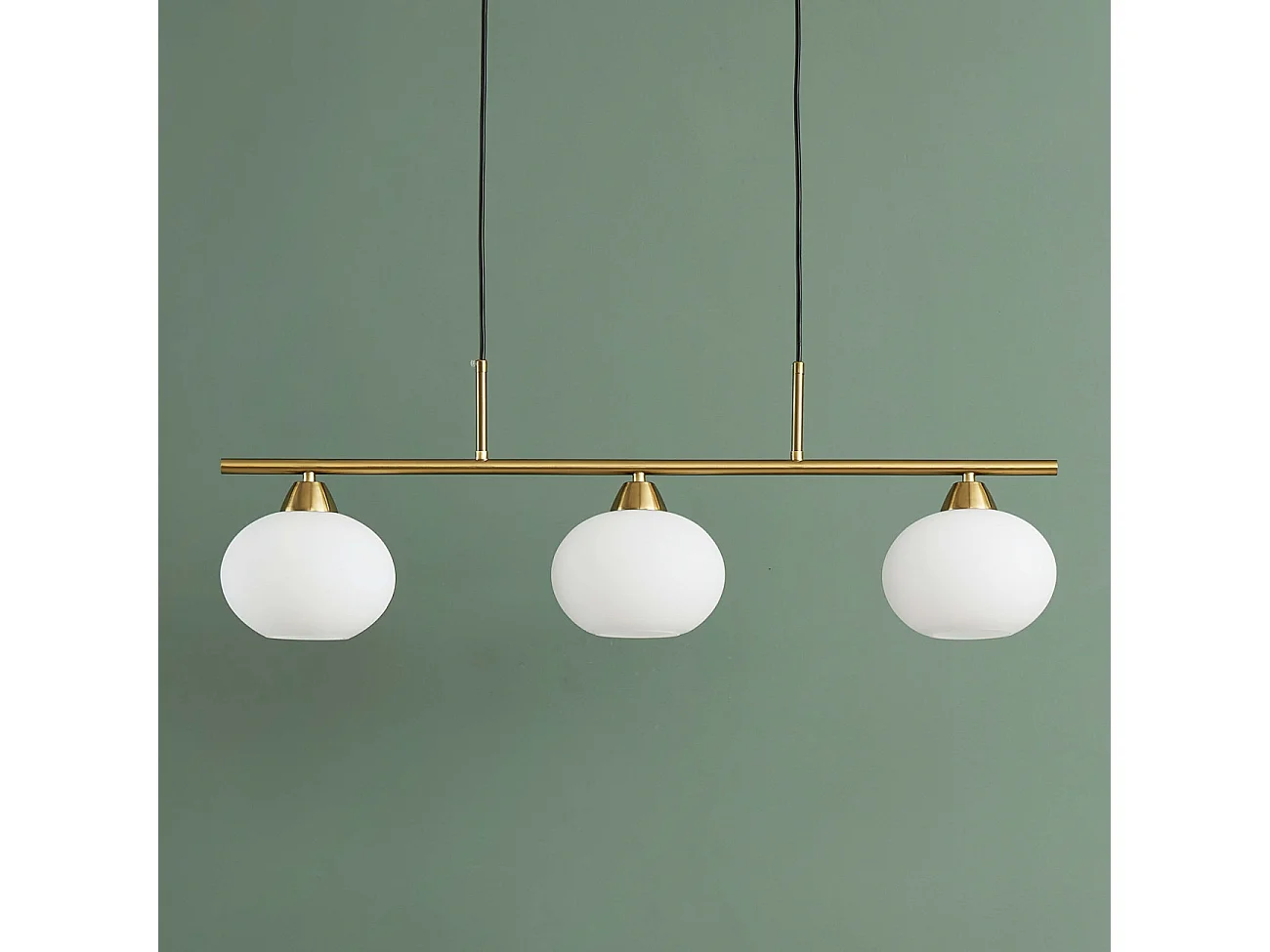 Suspension triple dorée abat-jours en verre blanc - Alcyone