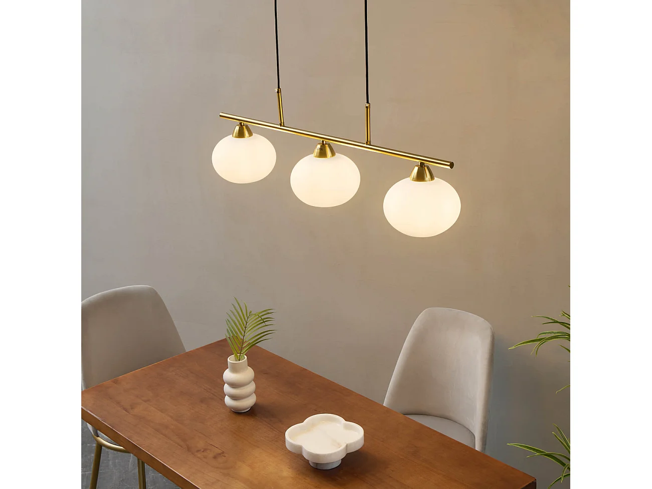 Suspension triple dorée abat-jours en verre blanc - Alcyone