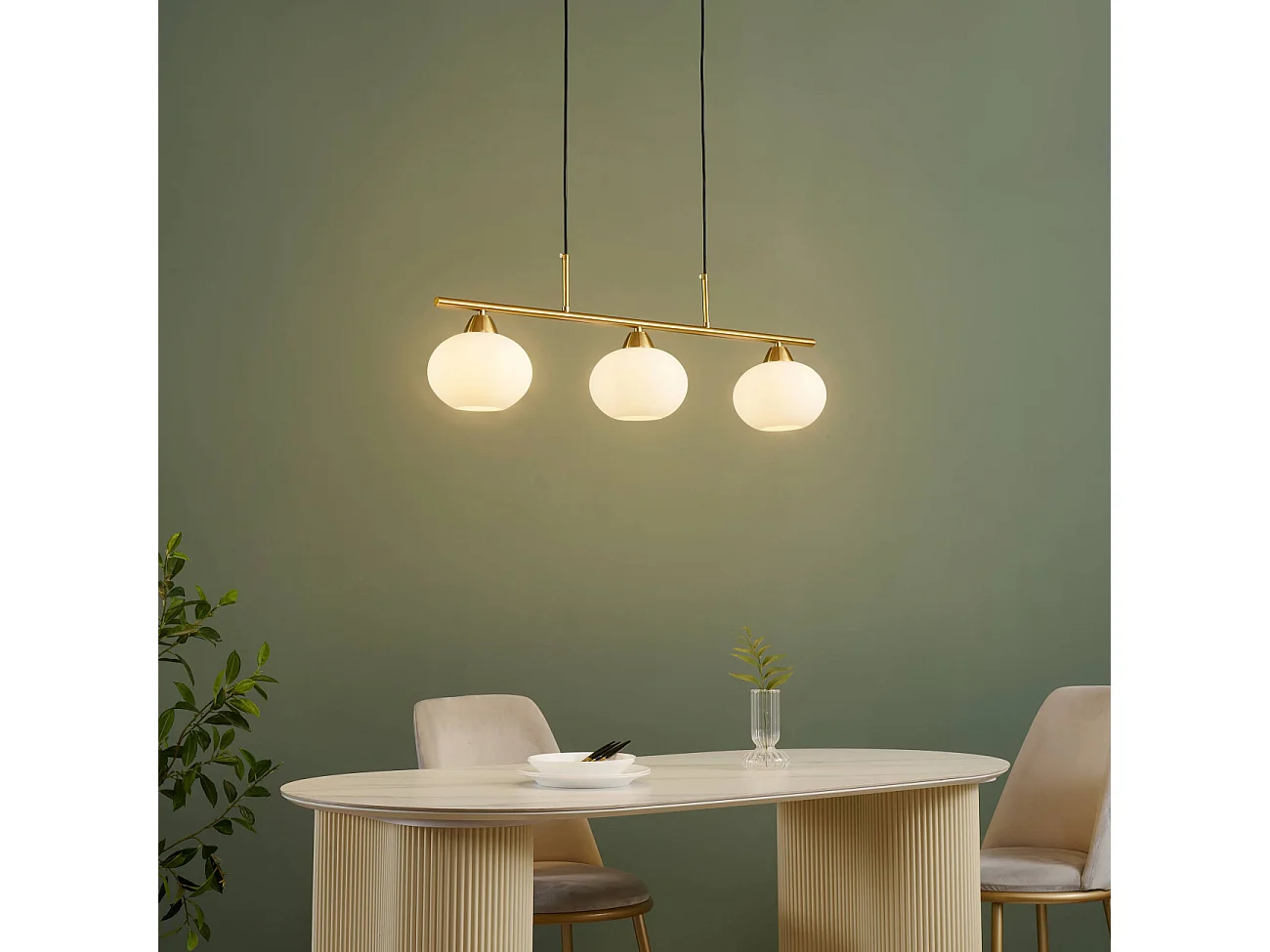 Suspension triple dorée abat-jours en verre blanc - Alcyone