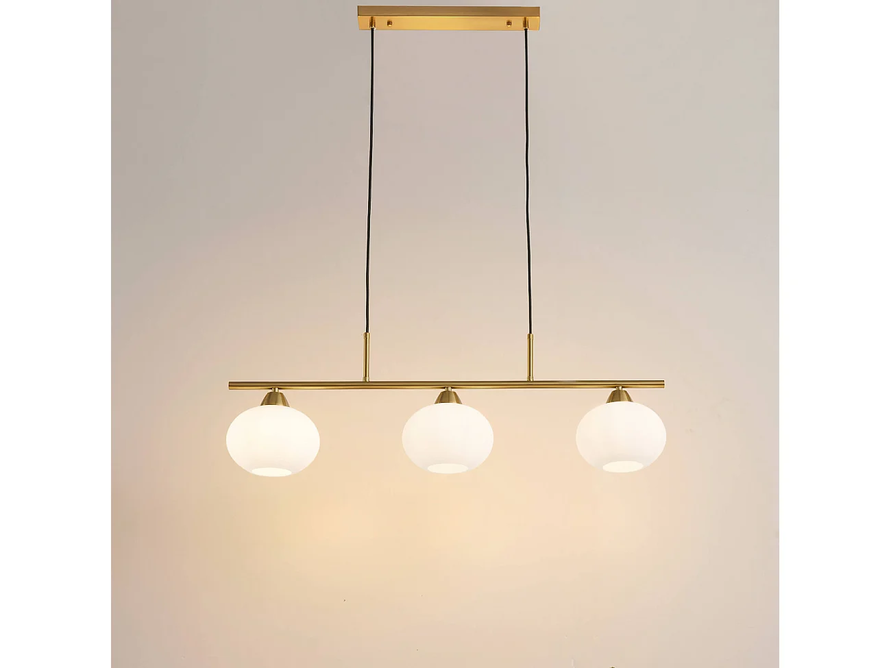 Suspension triple dorée abat-jours en verre blanc - Alcyone