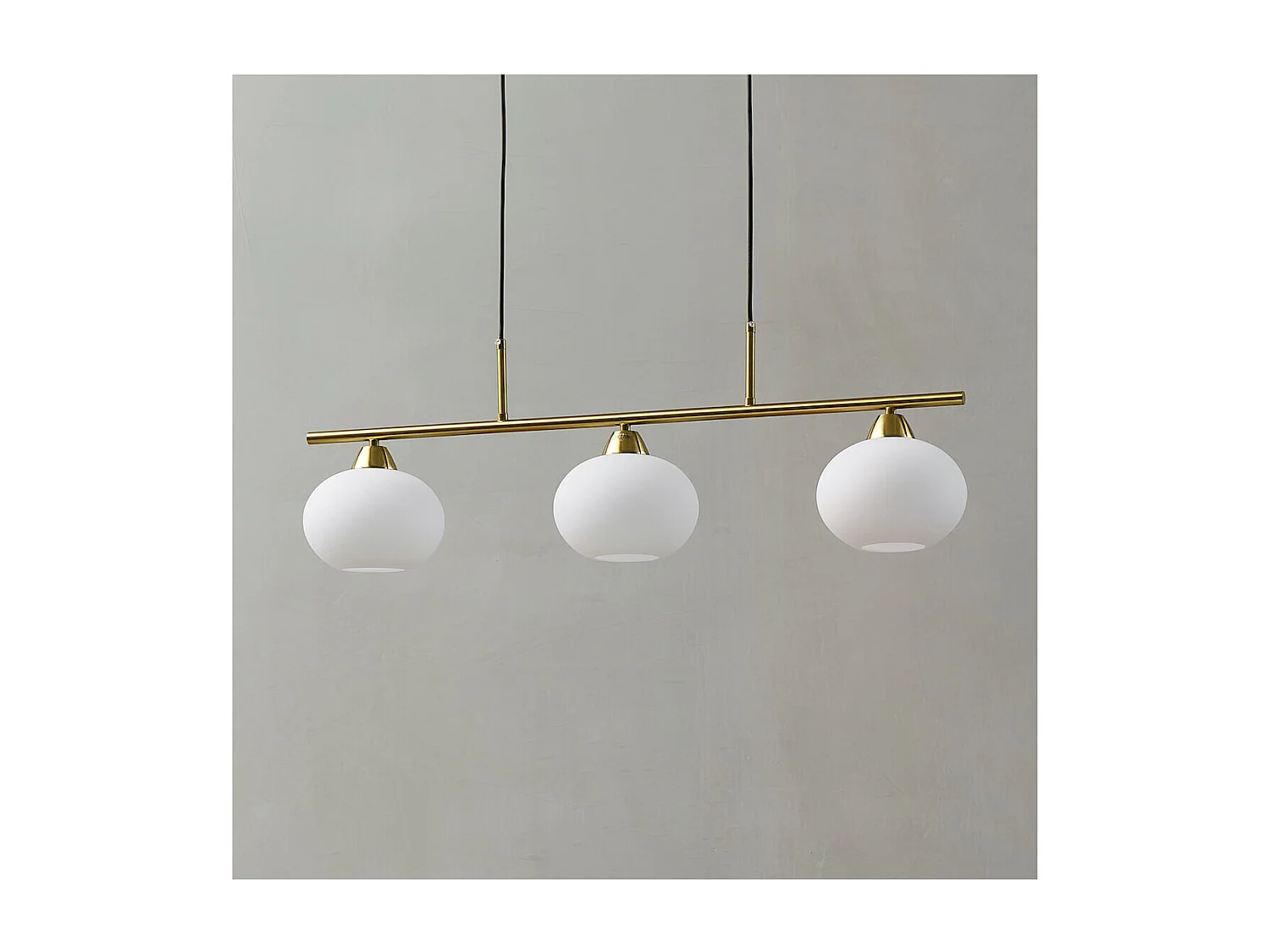 Suspension triple dorée abat-jours en verre blanc - Alcyone