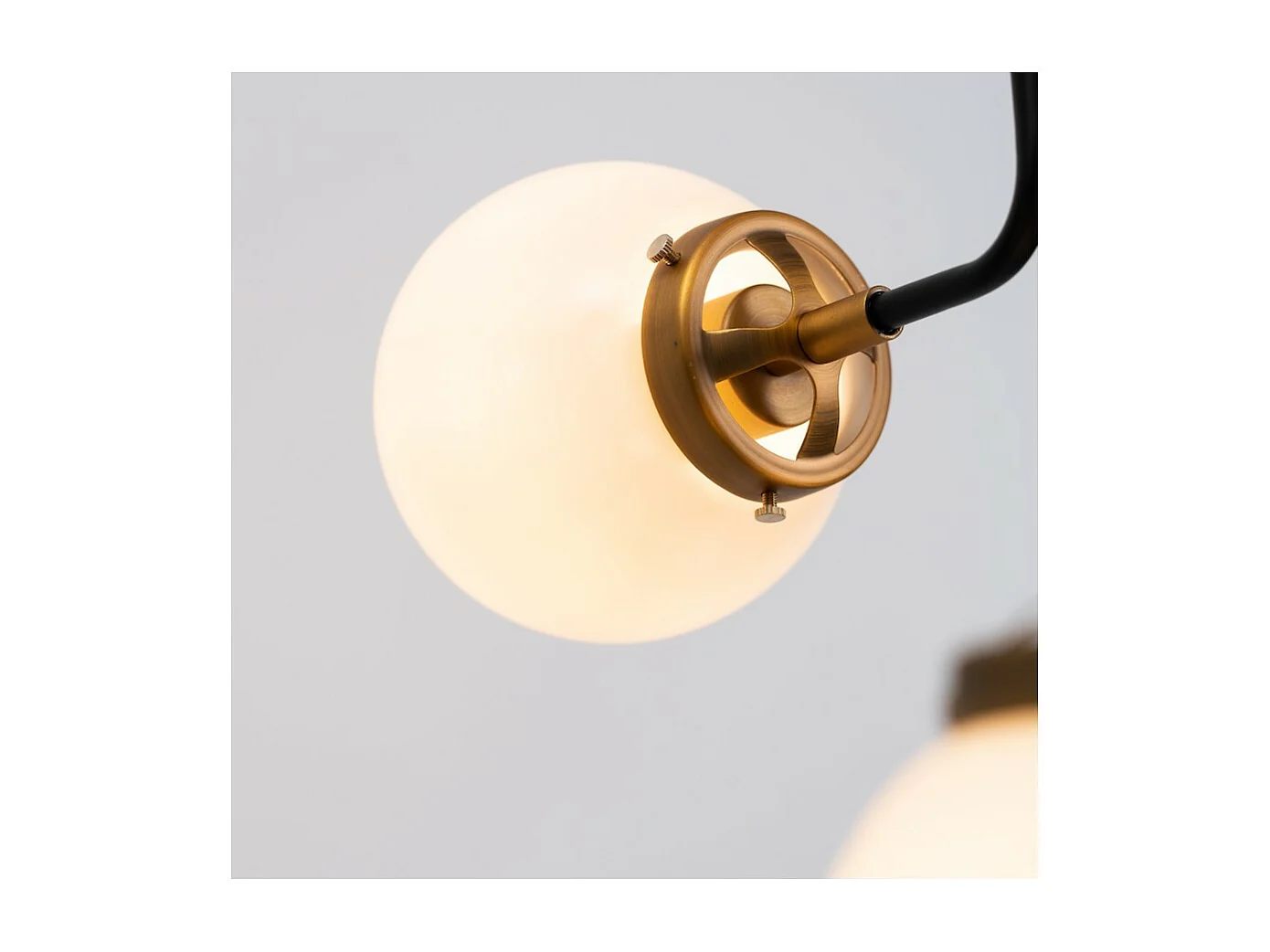 Lustre Industriel Doré à 8 Bras - Verre Blanc Laiteux Zenith