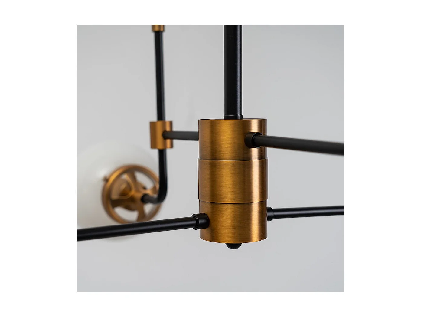 Lustre Industriel Doré à 8 Bras - Verre Blanc Laiteux Zenith