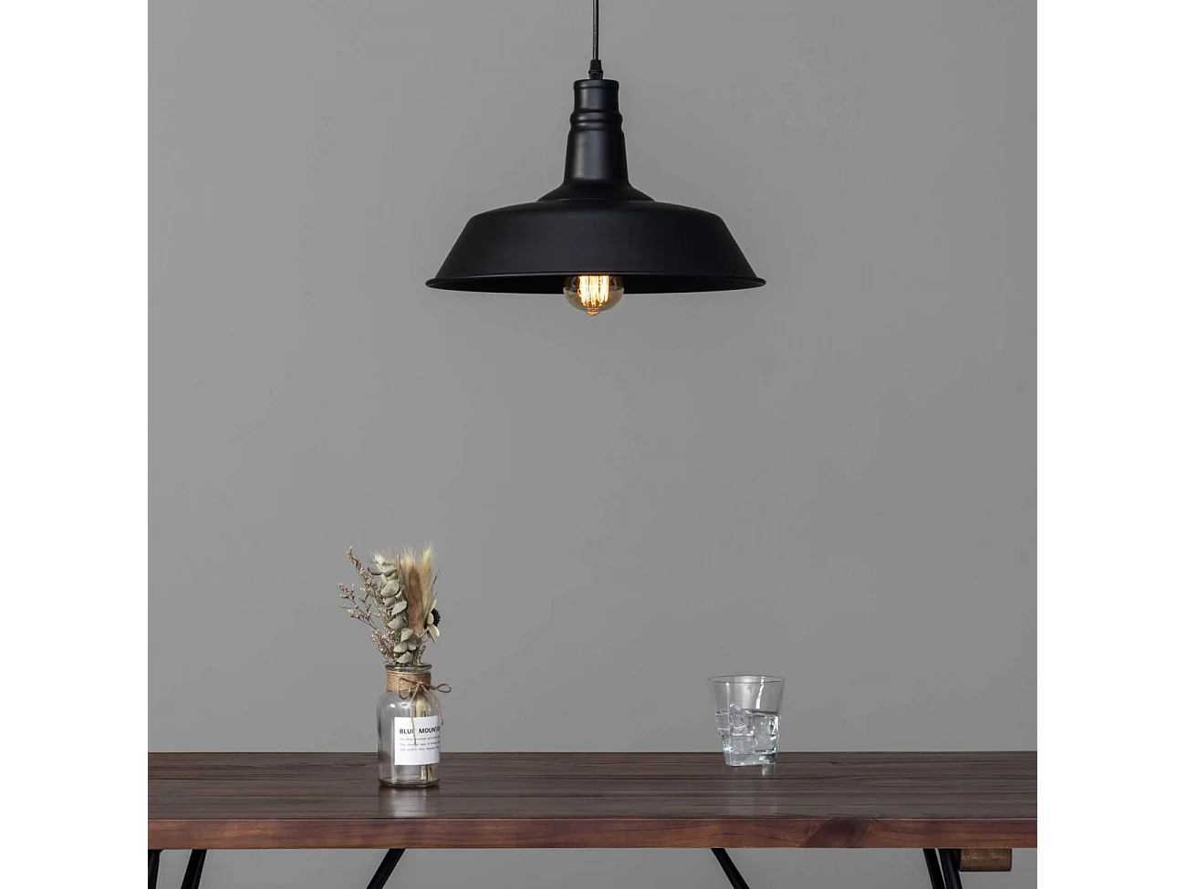Suspension design noire industrielle - Xena