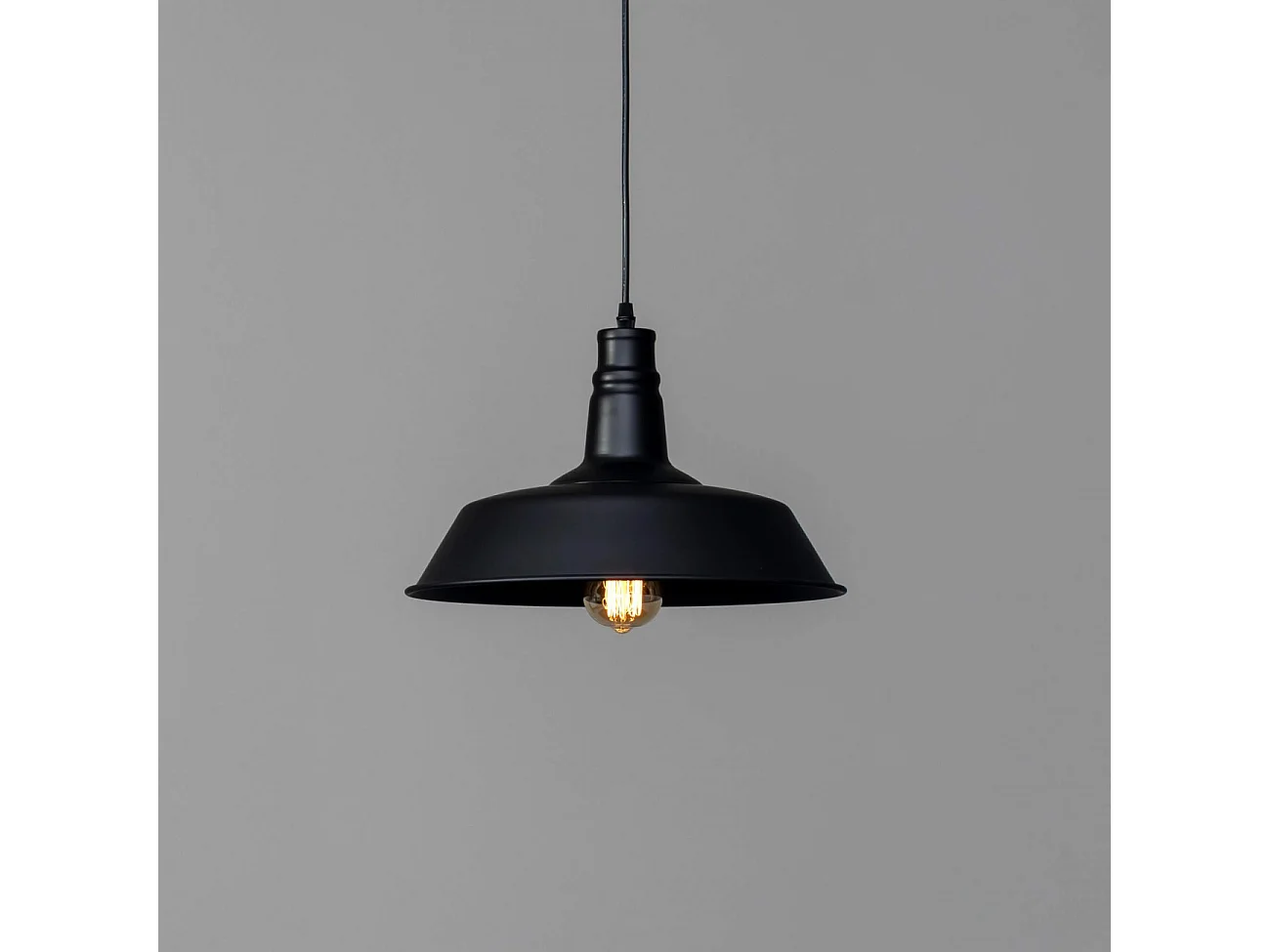 Suspension design noire industrielle - Xena