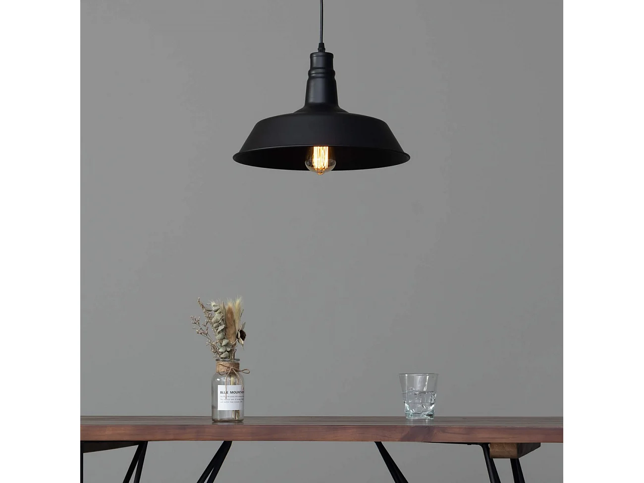 Suspension design noire industrielle - Xena
