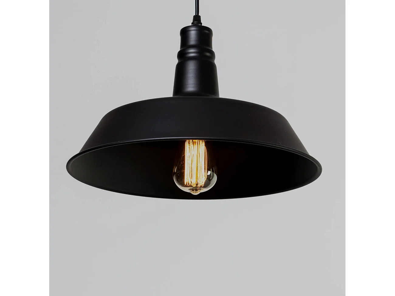 Suspension design noire industrielle - Xena