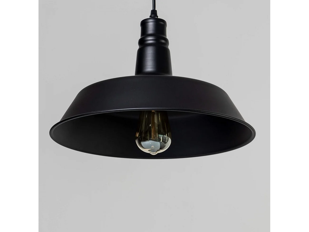 Suspension design noire industrielle - Xena