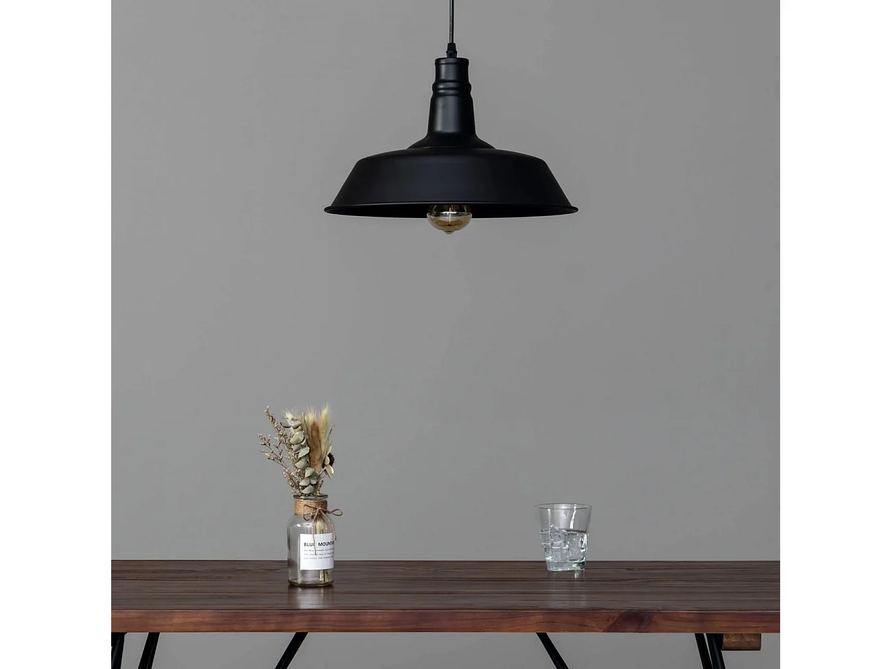 Suspension design noire industrielle - Xena
