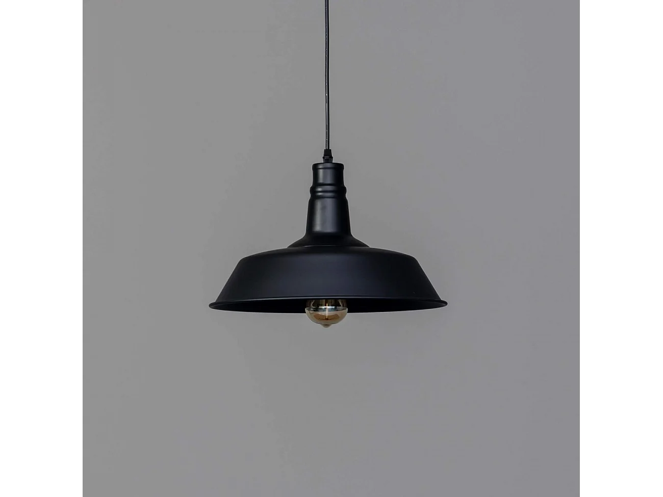 Suspension design noire industrielle - Xena