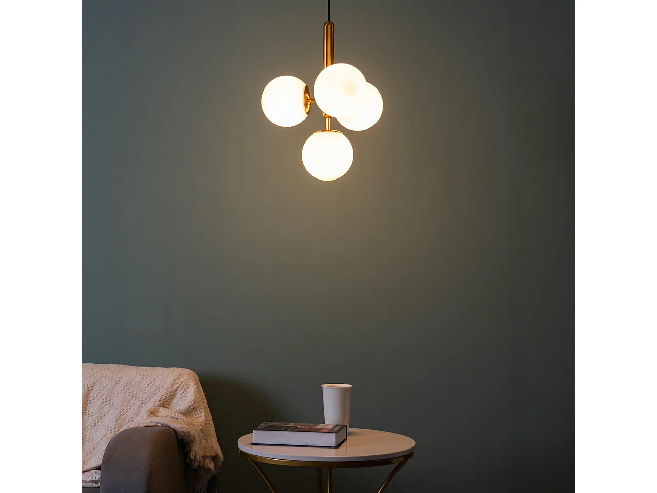 Suspension laiton à 4 sphères en verre blanc - Giovanna